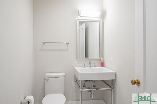 bathroom featuring toilet and sink