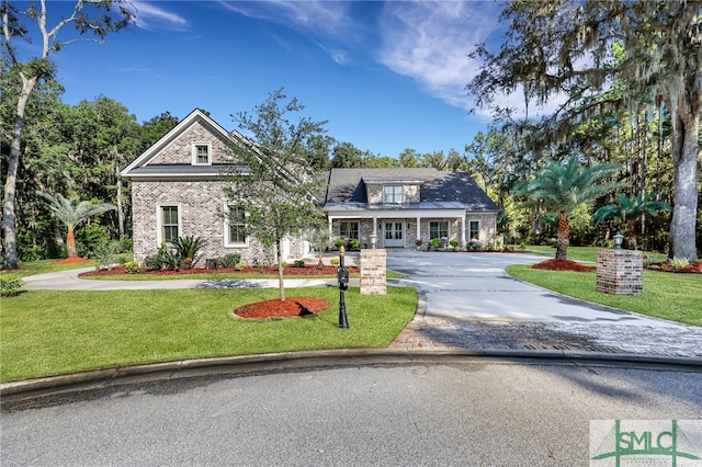 view of front of property featuring a front lawn