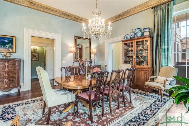 dining room featuring crown molding, a chandelier, and wood finished floors