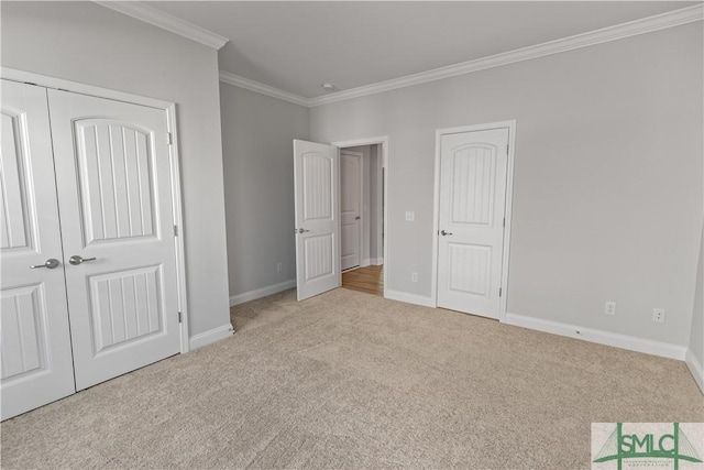 unfurnished bedroom featuring light carpet, baseboards, and crown molding