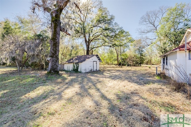 view of yard with an outdoor structure