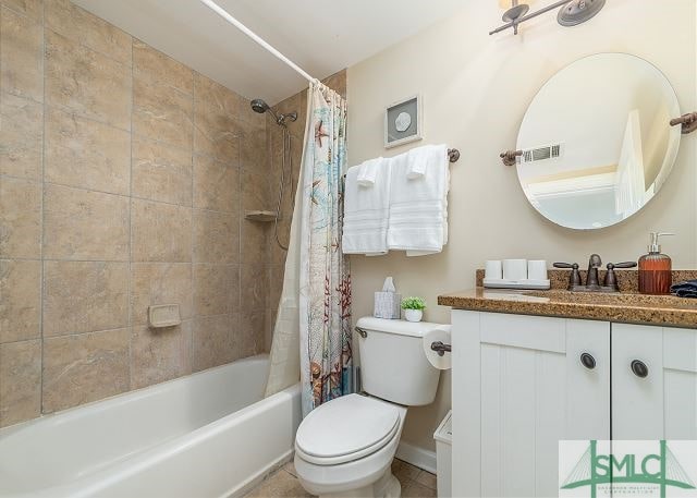 full bathroom featuring shower / bathtub combination with curtain, vanity, toilet, baseboards, and visible vents