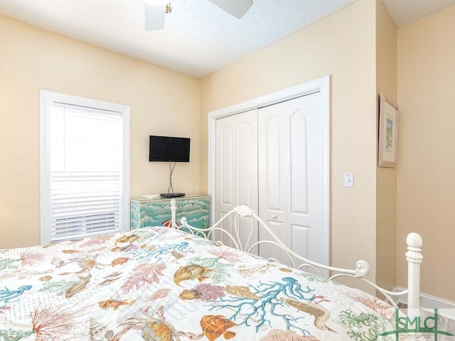 bedroom featuring ceiling fan, a textured ceiling, and a closet
