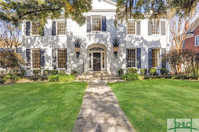 view of front facade featuring a front lawn