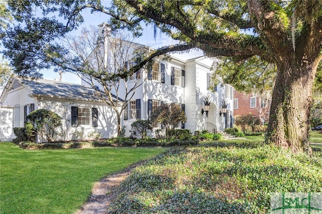 view of front facade featuring a front yard