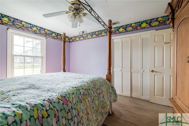 bedroom featuring light carpet, a textured ceiling, a closet, and ceiling fan