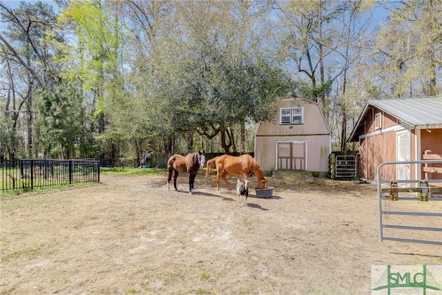 view of yard featuring an outdoor structure