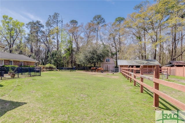 view of yard featuring a shed