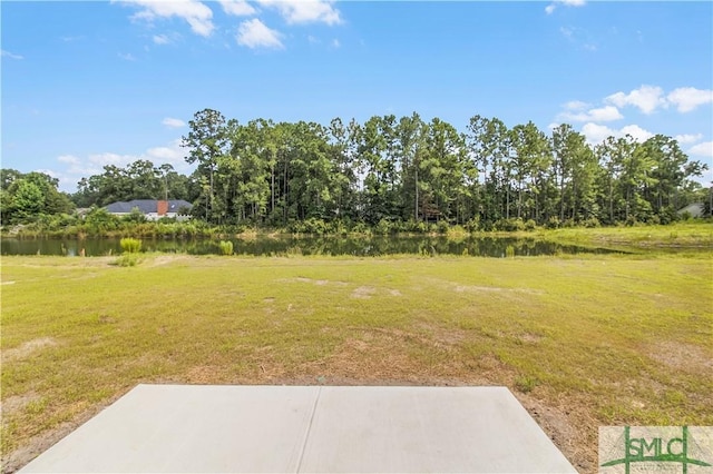 view of yard featuring a water view