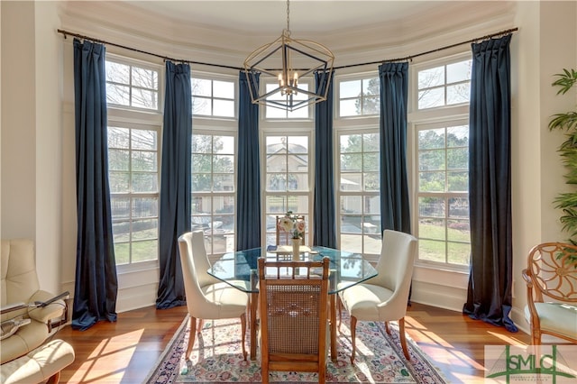 dining room featuring light hardwood / wood-style flooring, a notable chandelier, and ornamental molding