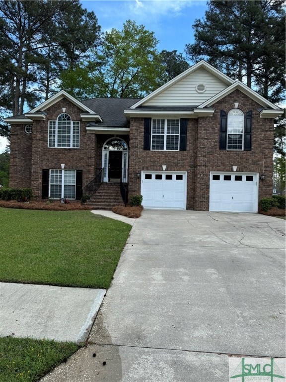 view of front of property featuring a front yard and a garage