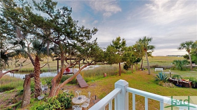 view of yard featuring a water view