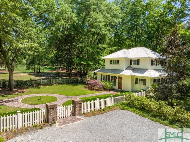 view of front of property featuring a front lawn