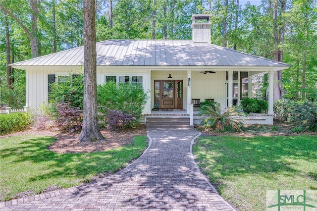 view of front of property with ceiling fan, a porch, and a front lawn