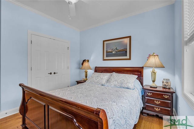 bedroom with crown molding, a closet, ceiling fan, and light wood-type flooring