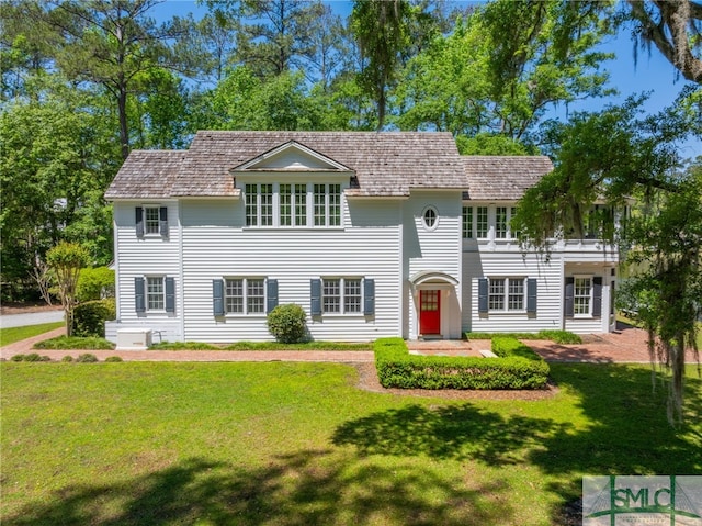 colonial house featuring a front yard