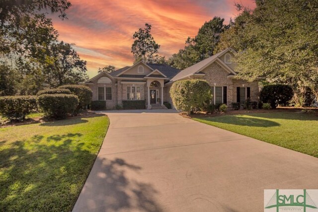 craftsman house featuring a lawn