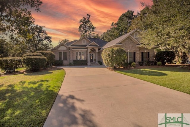 craftsman inspired home featuring a lawn