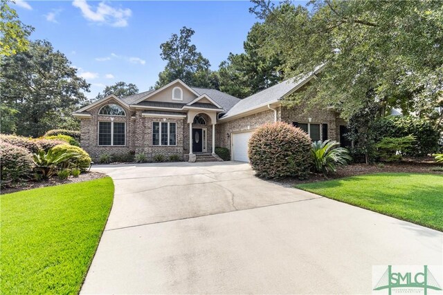 view of front of property featuring a front lawn and a garage