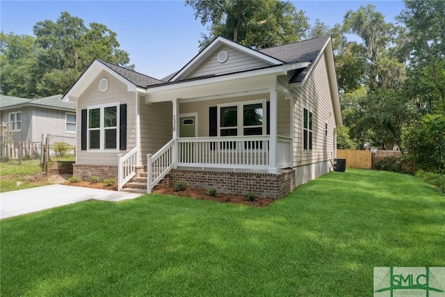 view of front of property featuring covered porch and a front yard