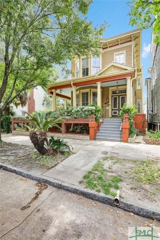 view of front of property featuring covered porch