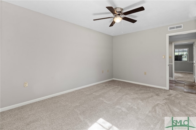 carpeted empty room featuring ceiling fan