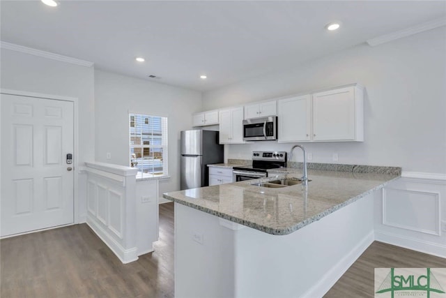 kitchen with stainless steel appliances, dark hardwood / wood-style flooring, and kitchen peninsula