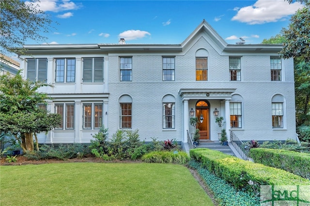 view of front of home featuring a front yard