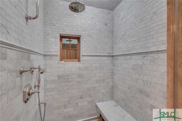 bathroom featuring a tile shower