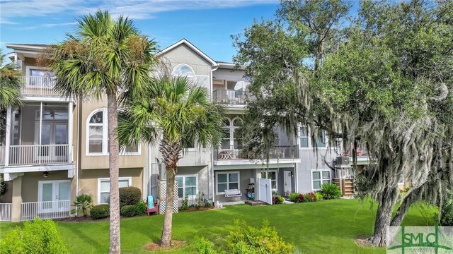 view of front of property featuring a front lawn