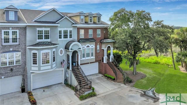 view of front of property featuring a garage, central air condition unit, and a front yard