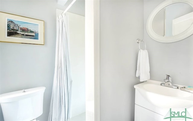 bathroom featuring a shower with curtain, vanity, and toilet