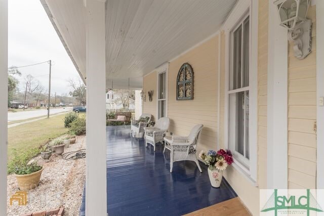 view of patio / terrace with covered porch