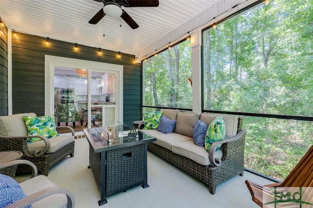 sunroom with ceiling fan