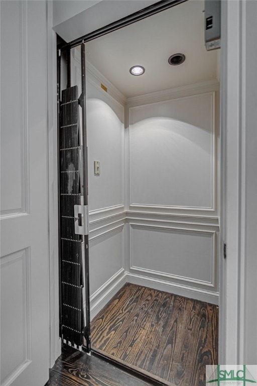 room details with elevator and ornamental molding