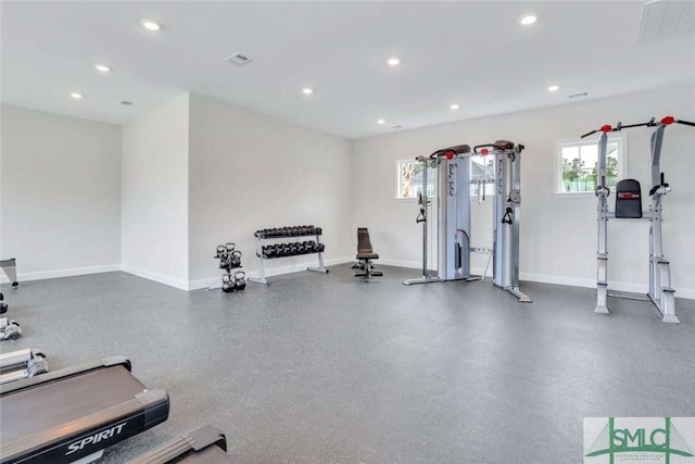 gym featuring recessed lighting, a healthy amount of sunlight, visible vents, and baseboards