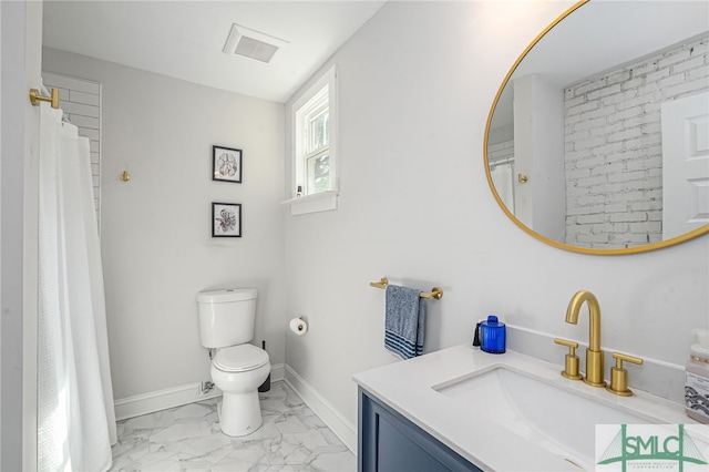 bathroom with a shower with shower curtain, vanity, and toilet