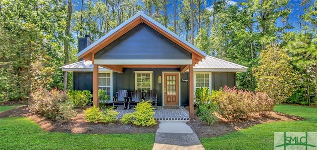 bungalow-style house featuring a front yard and covered porch