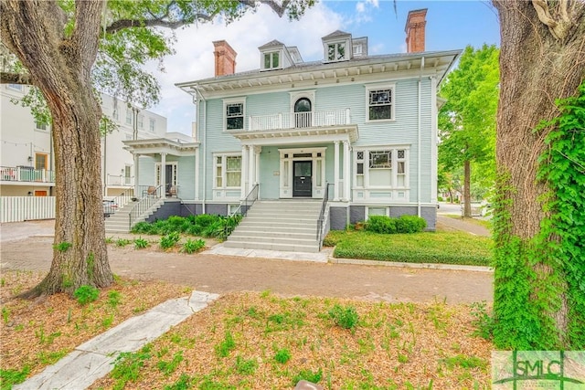 view of italianate home