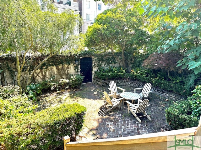 view of yard featuring a patio