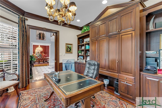 office area with wood-type flooring, ornamental molding, an inviting chandelier, and vaulted ceiling