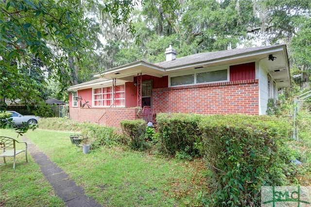 view of front of property with a front yard