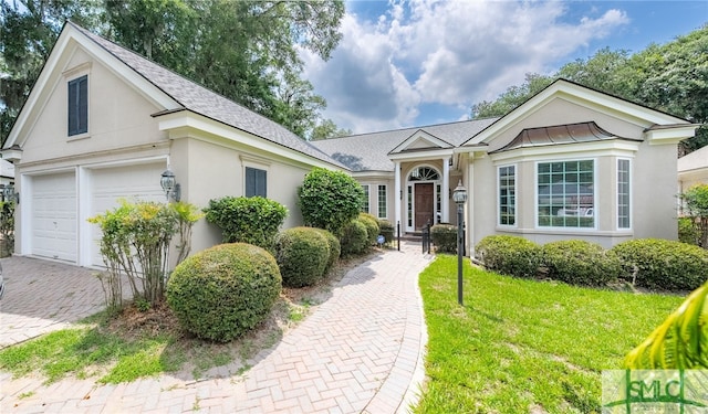 view of front facade featuring a front yard and a garage