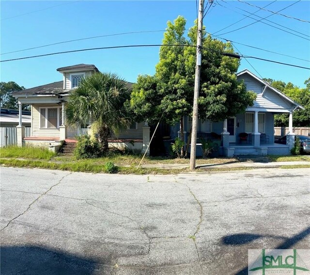 view of front of property featuring covered porch