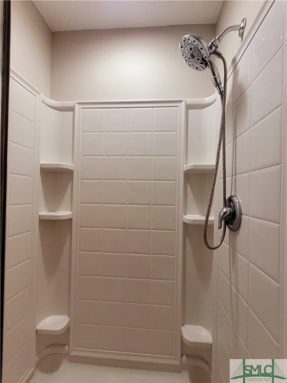 bathroom featuring tiled shower