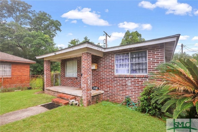 view of front facade featuring a front yard