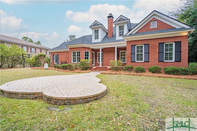 view of front of property featuring a front lawn