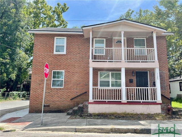 view of front of home featuring a balcony