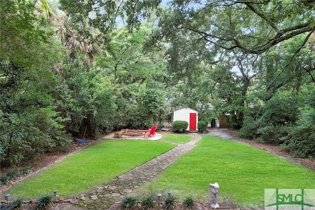 view of yard featuring a storage unit