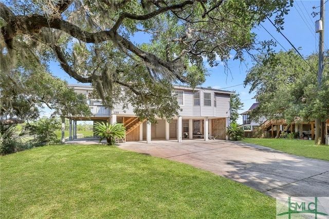 view of front of property featuring a front yard and a carport